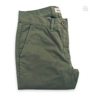 The slim chino in Army Green